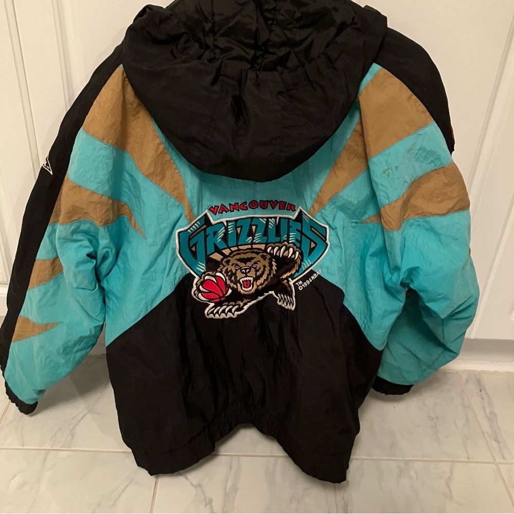 NBA Vancouver grizzlies vintage winter jacket.  Embroidered logos. Awesome coat!